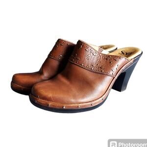 Sofft Brown Leather Mules With Subtle Geometric Studs and Nail Head Seams Sz 8.5